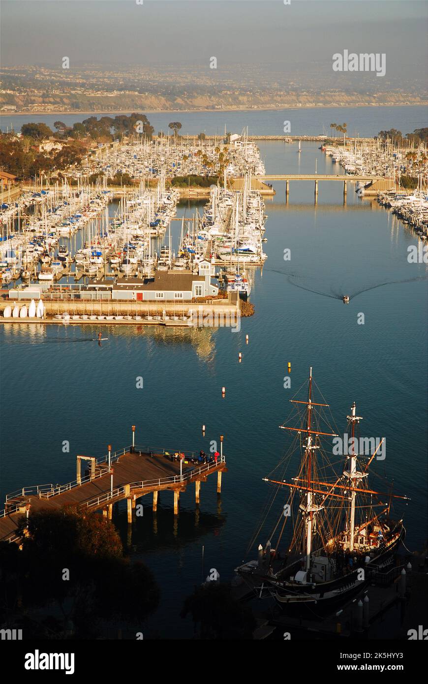 Une falaise élevée offre une vue aérienne des bateaux et des navires dans le port de plaisance et le port de Dana point dans le comté d'Orange en Californie et s'étend jusqu'à l'océan Pacifique Banque D'Images