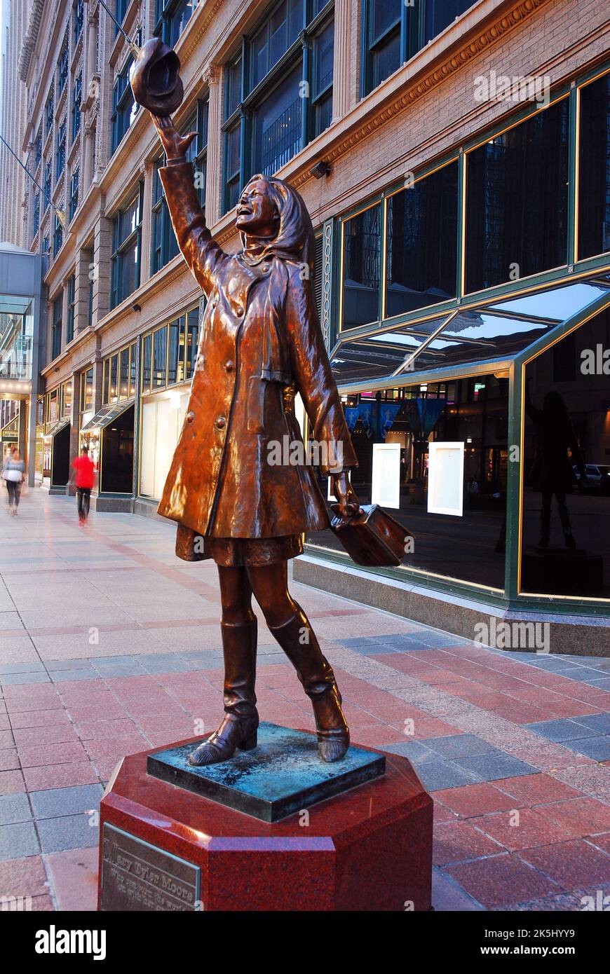 Une statue de la star de télévision Mary Tyler Moore, présentant son emblématique chapeau de lancer, est un élément populaire dans la galerie marchande de Fourth Street à Minneapolis Banque D'Images