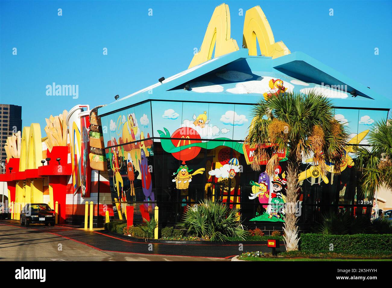Un restaurant de restauration rapide McDonalds à Dallas est construit pour ressembler à la boîte de Happy Meal de la compagnie de l'extérieur Banque D'Images