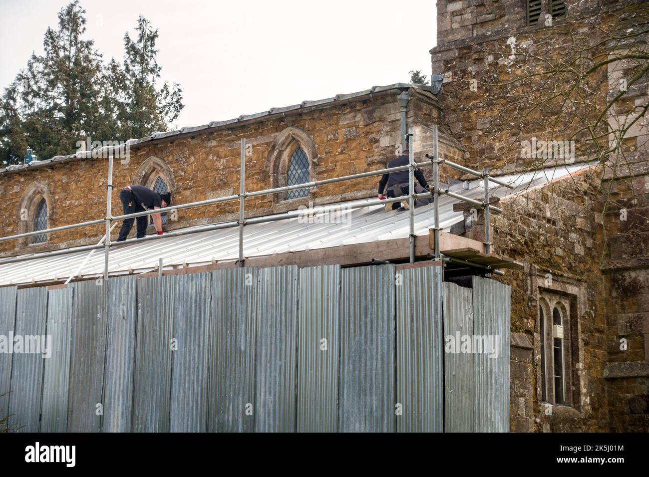 Ouvriers remplaçant le toit de l'église après le vol de plomb du toit précédent, Église St Mary's, Burrough on the Hill, Leicestershire, Angleterre, Royaume-Uni Banque D'Images
