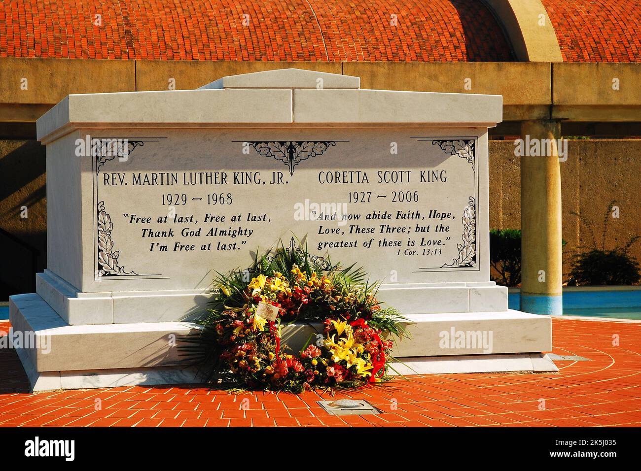 Une couronne est placée sur la tombe et le lieu de repos final pour Martin Luther et son épouse Coretta Scott King à Atlanta Banque D'Images