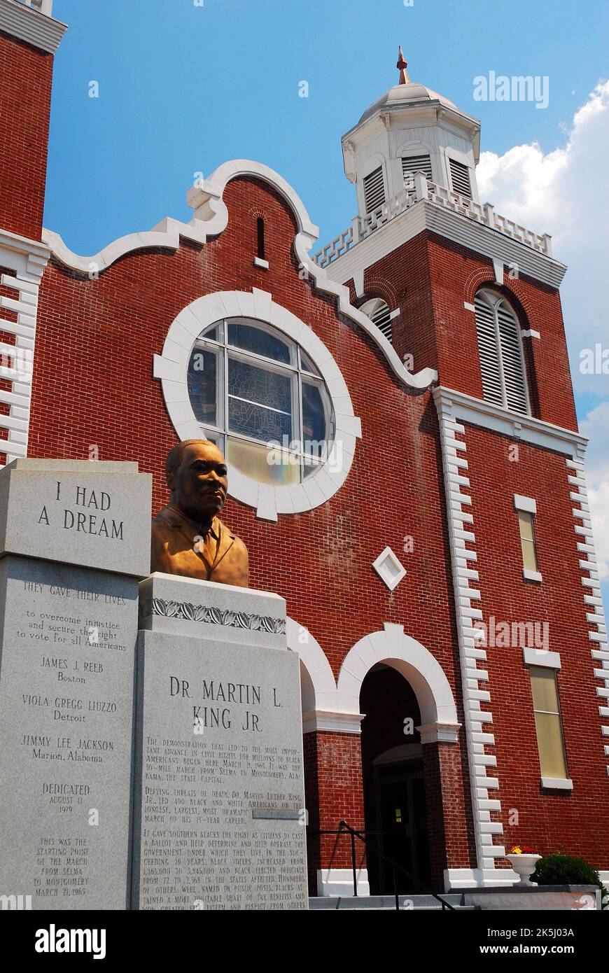 Une statue, une sculpture et une plaque du Dr Martin Luther King, Jr, à l'église Brown AME, à Selma Alabama, honorent le point de départ de la marche des droits civils Banque D'Images