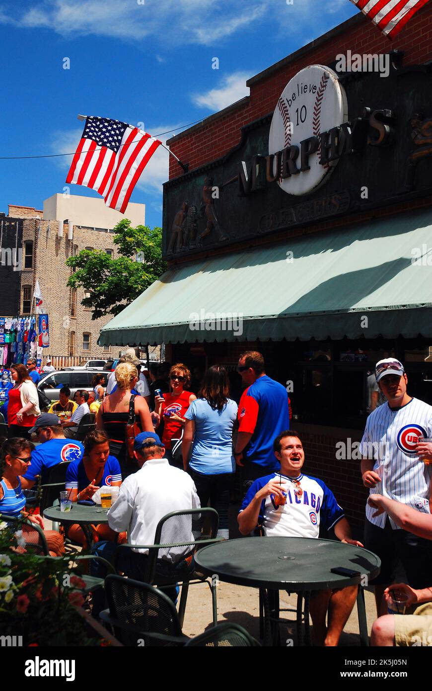 Les fans fêtent un Chicago Cubs Win à Murphy's, l'un des nombreux pubs à quelques minutes à pied du stade de baseball Wrigley Field Banque D'Images