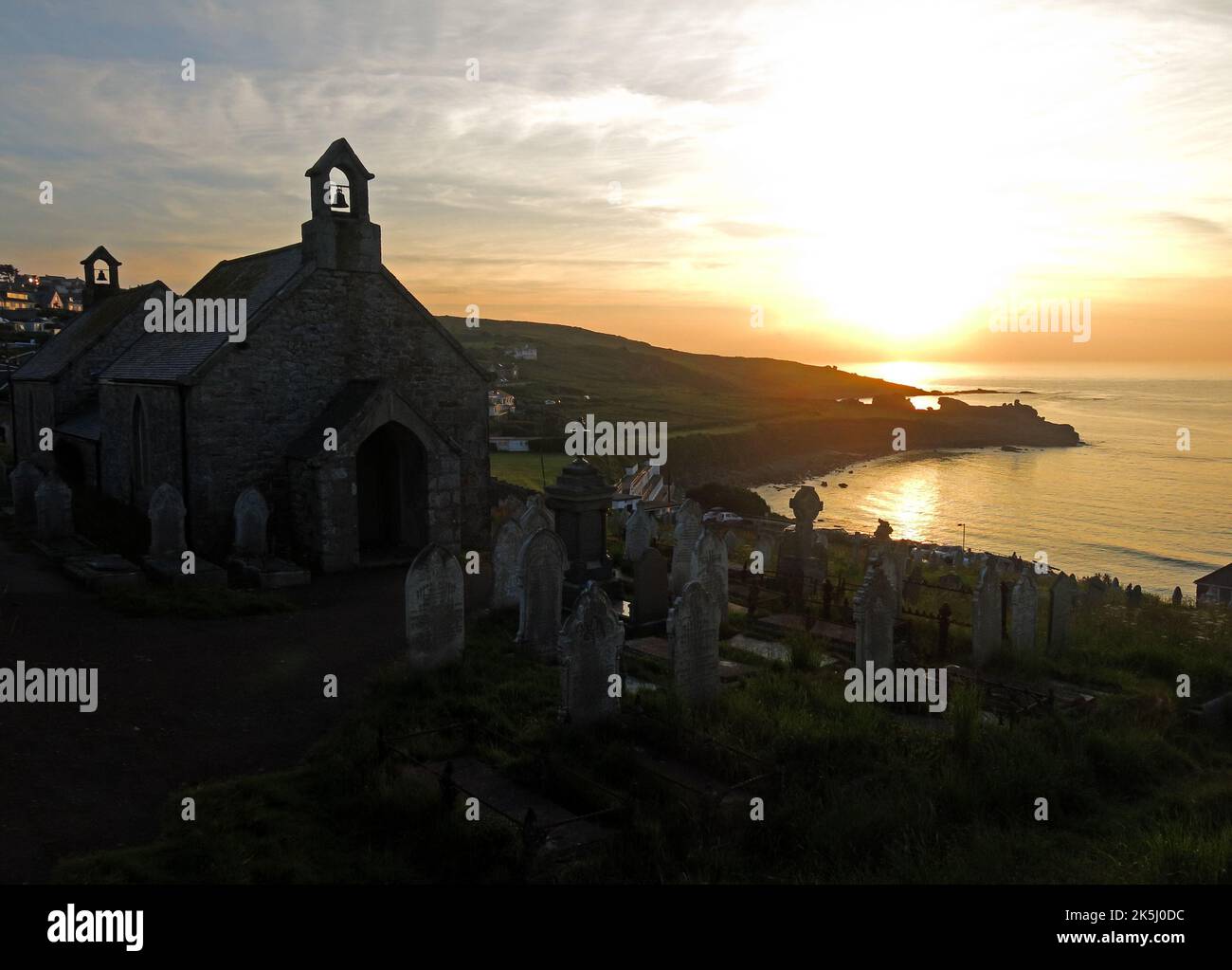St Ives Barmidi, chapelle et cimetière, sur la plage de Porthmeor, bord de mer, Cornouailles, Angleterre, Royaume-Uni, TR26 1AB Banque D'Images