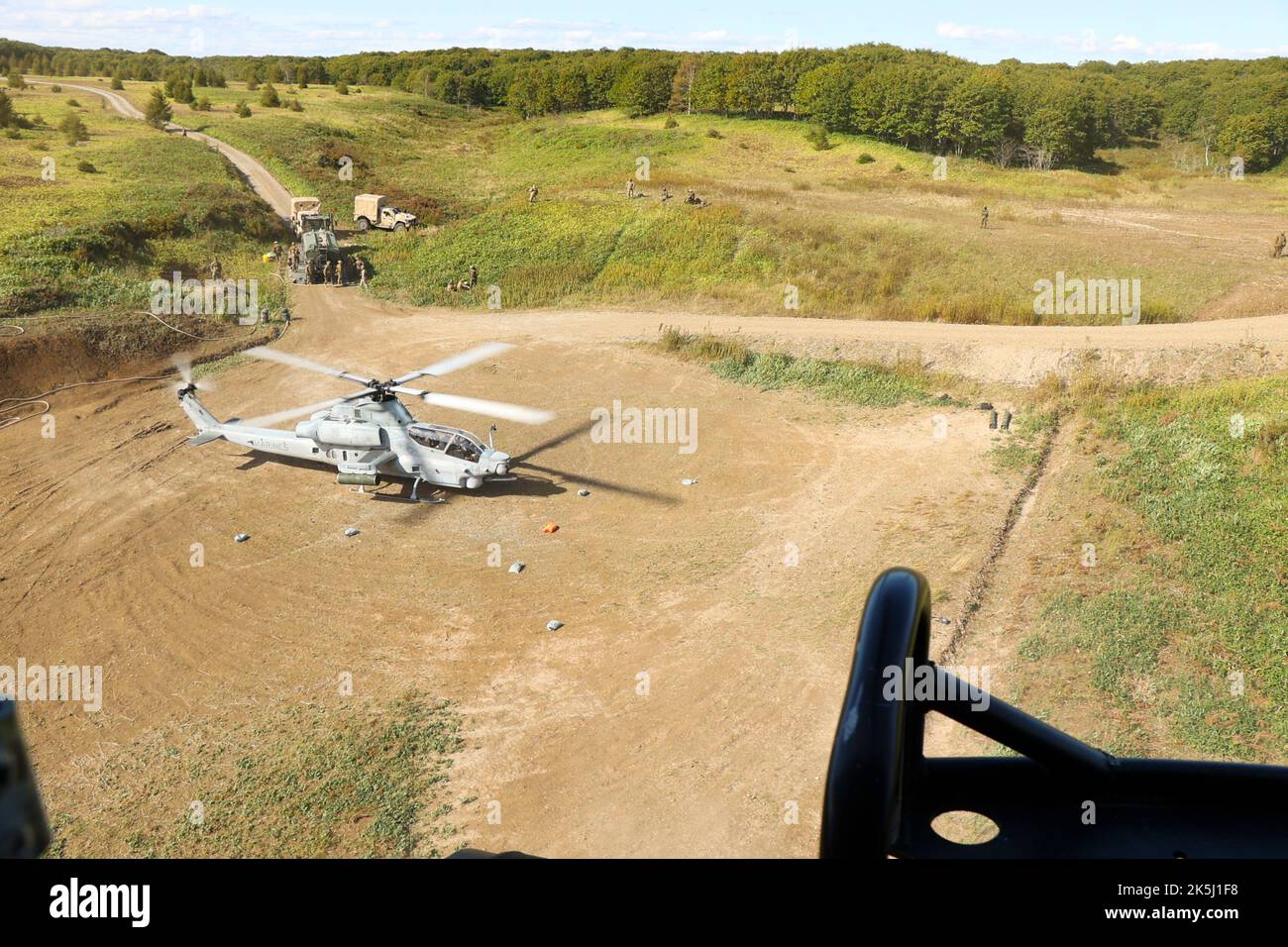 Les Marines des États-Unis avec le Marine Light Attack Helicopter Squadron 469 exploitent un AH-1Z Viper pendant le Resolute Dragon 22 dans la zone de manœuvre de Yusubetsu, Hokkaido, Japon, le 7 octobre 2022. Resolute Dragon 22 est un exercice bilatéral annuel conçu pour renforcer les capacités défensives de l'Alliance États-Unis-Japon en exerçant un commandement et un contrôle intégrés, le ciblage, les armes combinées et la manœuvre sur plusieurs domaines. (É.-U. Photo du corps marin par Sgt. Abrey Liggins) Banque D'Images