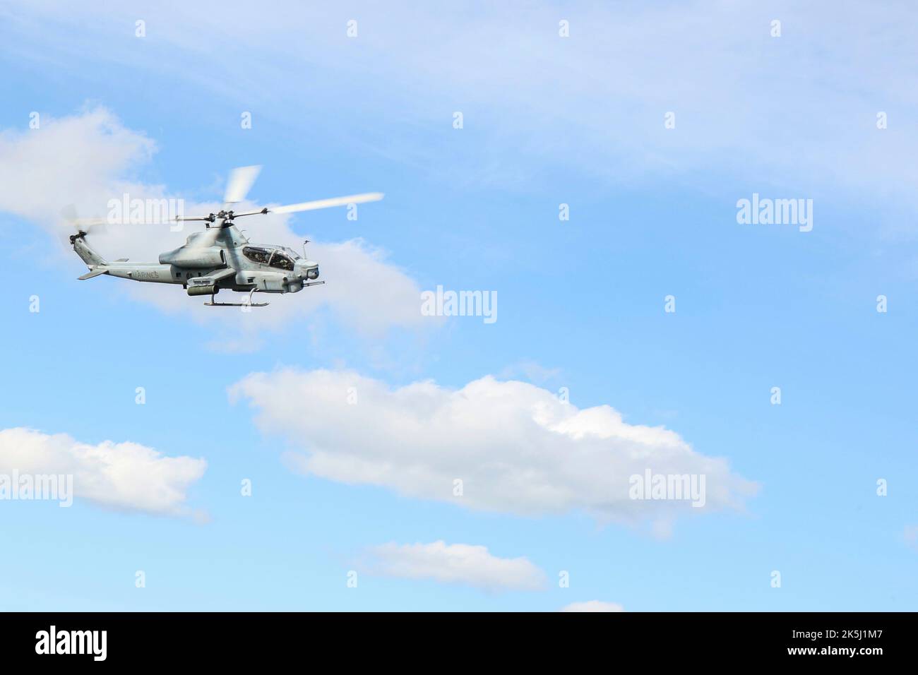 Les Marines des États-Unis avec le Marine Light Attack Helicopter Squadron 469 exploitent un AH-1Z Viper pendant le Resolute Dragon 22 dans la zone de manœuvre de Yusubetsu, Hokkaido, Japon, le 7 octobre 2022. Resolute Dragon 22 est un exercice bilatéral annuel conçu pour renforcer les capacités défensives de l'Alliance États-Unis-Japon en exerçant un commandement et un contrôle intégrés, le ciblage, les armes combinées et la manœuvre sur plusieurs domaines. (É.-U. Photo du corps marin par Sgt. Abrey Liggins) Banque D'Images