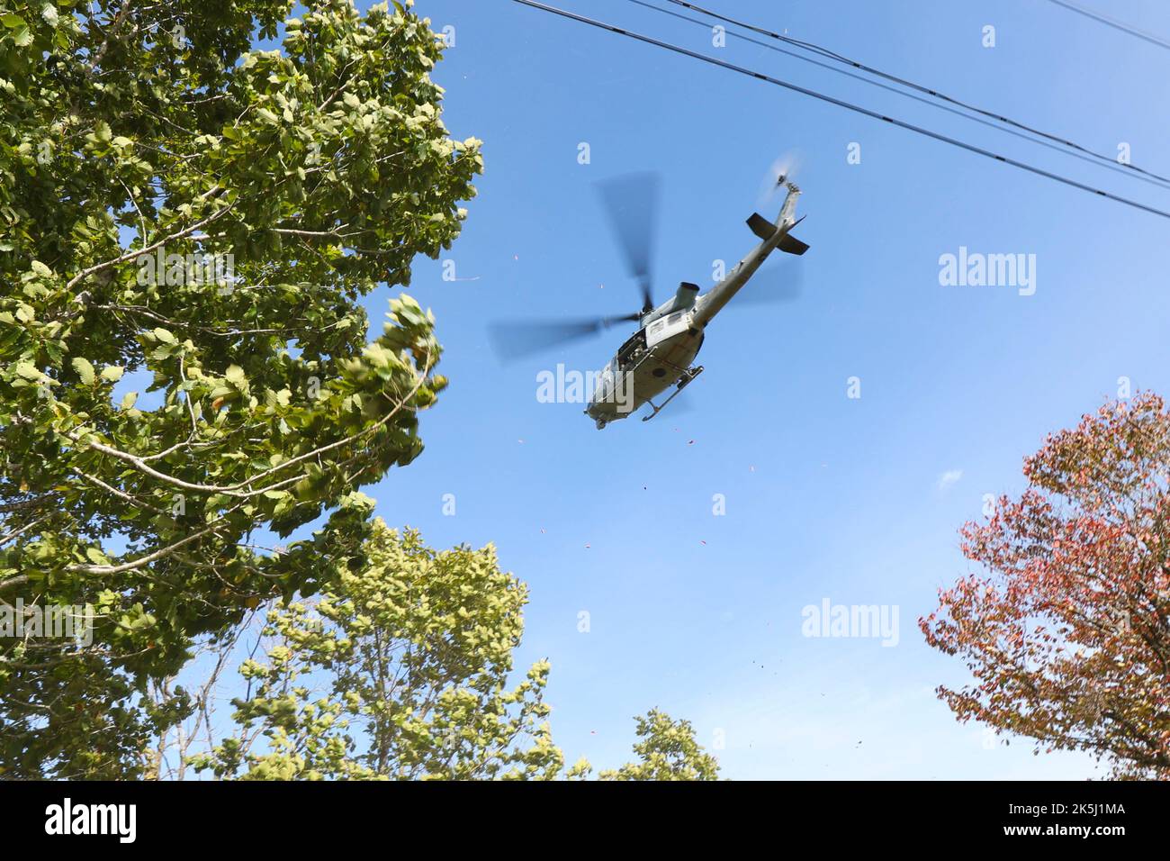 Les Marines des États-Unis avec le Marine Light Attack Helicopter Squadron 469 exploitent un UH-1Y Venom pendant le Resolute Dragon 22 dans la zone de manœuvre de Yusubetsu, Hokkaido, Japon, le 7 octobre 2022. Resolute Dragon 22 est un exercice bilatéral annuel conçu pour renforcer les capacités défensives de l'Alliance États-Unis-Japon en exerçant un commandement et un contrôle intégrés, le ciblage, les armes combinées et la manœuvre sur plusieurs domaines. (É.-U. Photo du corps marin par Sgt. Abrey Liggins) Banque D'Images