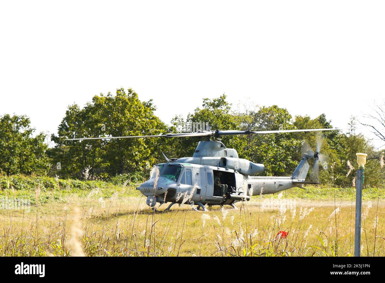 Les Marines des États-Unis avec le Marine Light Attack Helicopter Squadron 469 exploitent un UH-1Y Venom pendant le Resolute Dragon 22 dans la zone de manœuvre de Yusubetsu, Hokkaido, Japon, le 7 octobre 2022. Resolute Dragon 22 est un exercice bilatéral annuel conçu pour renforcer les capacités défensives de l'Alliance États-Unis-Japon en exerçant un commandement et un contrôle intégrés, le ciblage, les armes combinées et la manœuvre sur plusieurs domaines. (É.-U. Photo du corps marin par Sgt. Abrey Liggins) Banque D'Images