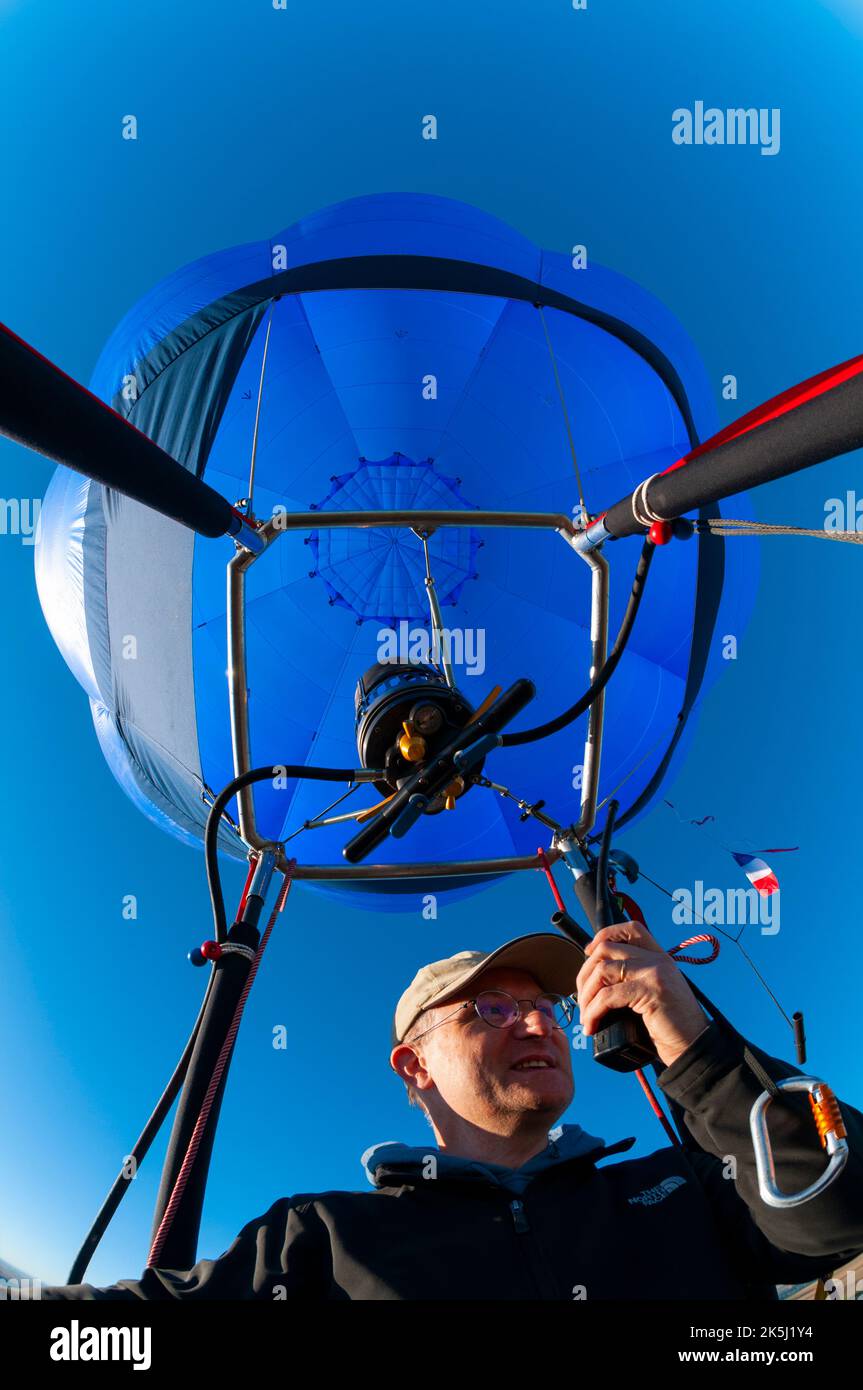 France, Essonne (91), pilote de ballon à air chaud communiquant par radio avec le contrôleur de la circulation aérienne Banque D'Images