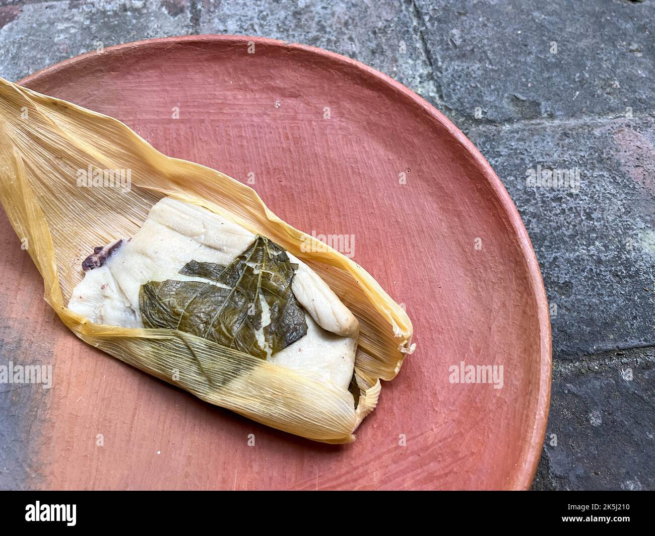 Un Oaxacan Tamal sur une assiette faite avec masa et hierba santa Banque D'Images