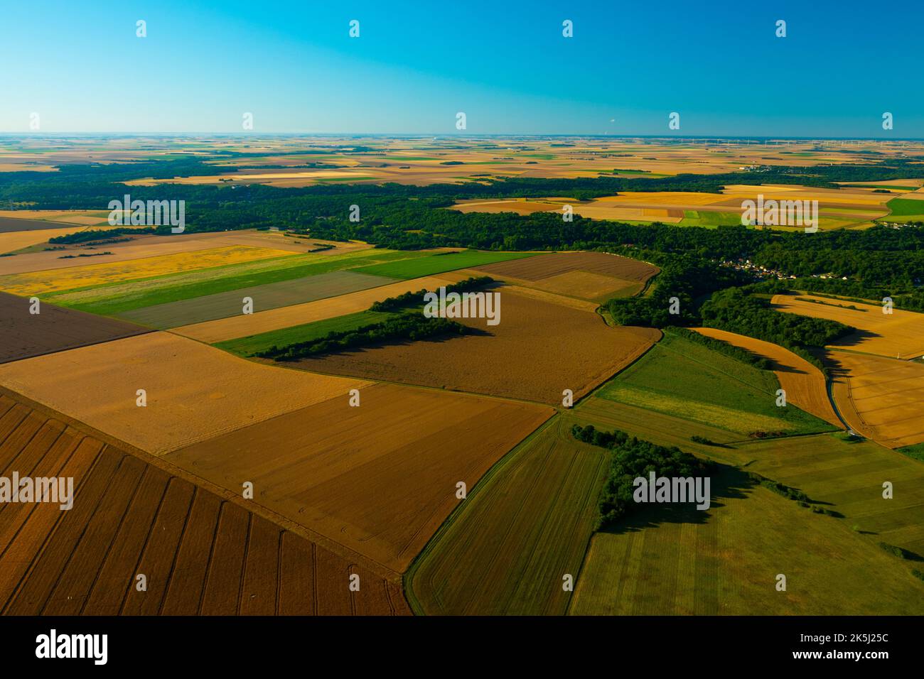 France, Essonne (91), Guillerval, vue aérienne des plaines céréalières de la Beauce au début de l'été avant la récolte et la vallée forestière de la Mare Banque D'Images