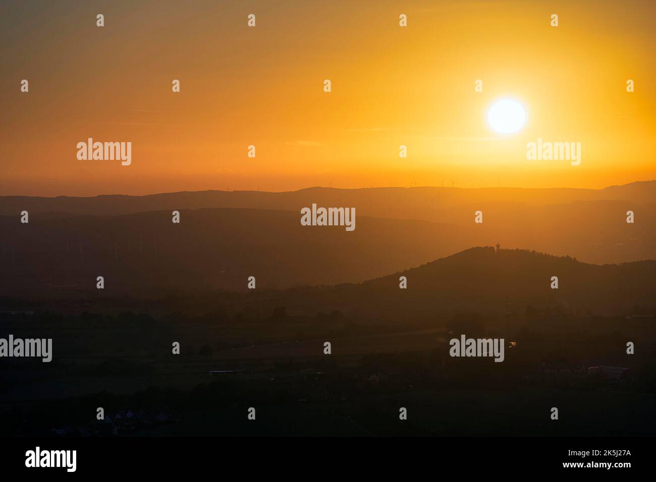 Coucher de soleil sur le parc naturel Teutoburger Wald Eggebirge, contre-jour, sommet de montagne Koeterberg, Luegde, Weserbergland, Rhénanie-du-Nord-Westphalie, Allemagne Banque D'Images