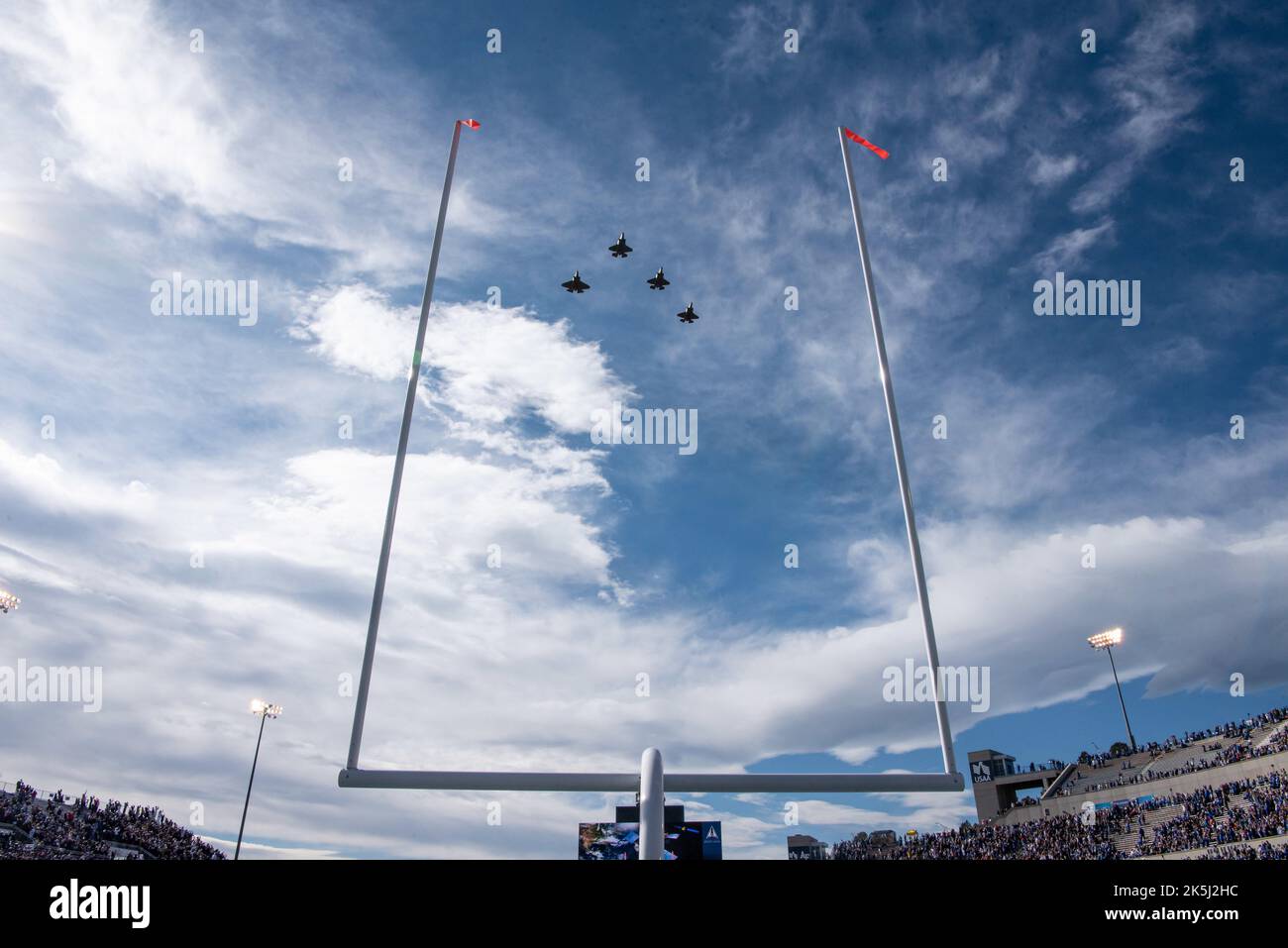 U.S. AIR FORCE ACADEMY, Colorado -- le stade Falcon de l'US Air Force F35 survole le stade avant un match de football contre la Marine à l'US Air Force Academy en octobre. 1, 2022. Air Force a remporté la victoire sur Marine 13-10. (É.-U. Photo de la Force aérienne par Justin R. Pacheco) Banque D'Images