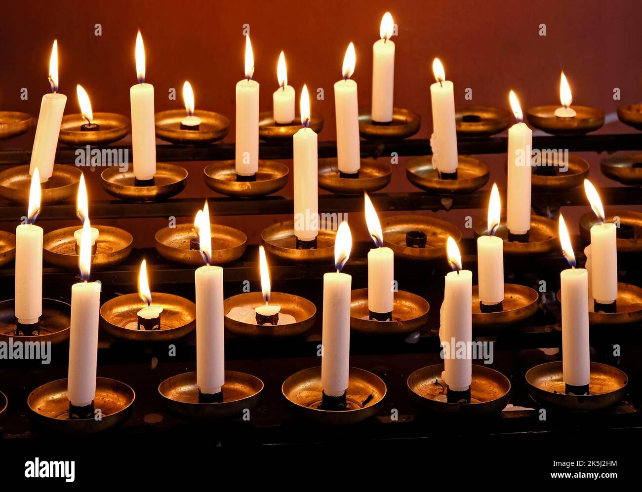 Offrant des bougies dans une église, Allemagne Banque D'Images