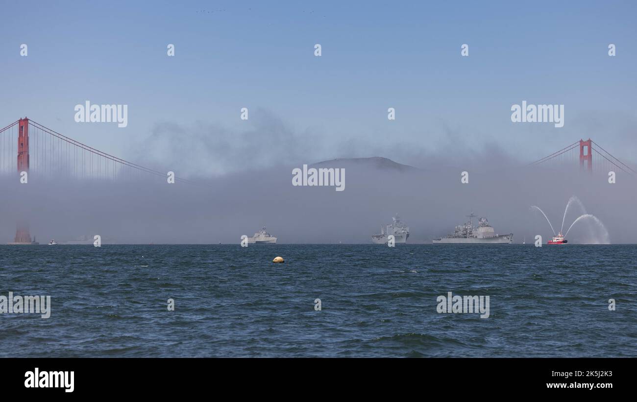 221006-M-VR919-1023 (7 octobre 2022) de droite à gauche, bateau-incendie du service des incendies de San Francisco St. Francis, croiseur à missiles guidés de classe Ticonderoga USS (CG 59), quai d'atterrissage amphibie de classe Harper USS Harper’s Ferry (LSD 49), navire de combat littoral de classe Independence USS Kansas City (LCS 22), Princeton Et le destroyer de missiles guidés de classe Arleigh-Burke USS Fitzgerald (DDG 62) navigue sous le pont du Golden Gate pendant la parade des navires dans le cadre de la semaine de la flotte de San Francisco (SFFW) 2022, 7 octobre 2022 SFFW est une occasion pour le public américain de rencontrer leur Marine, corps de Marine et Banque D'Images