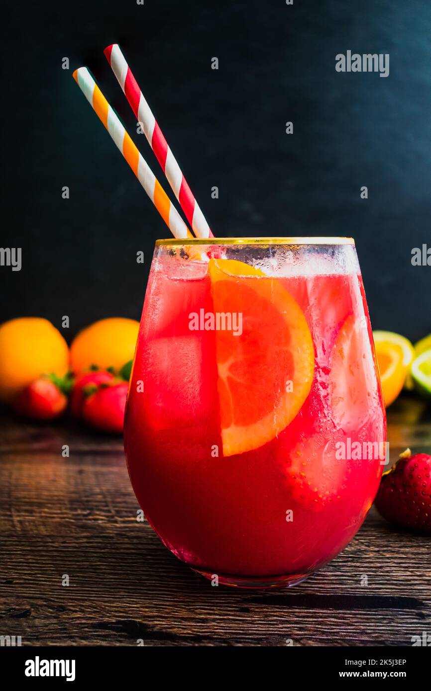 Punch de rhum à l'orange et au sang de fraise avec des laits et des