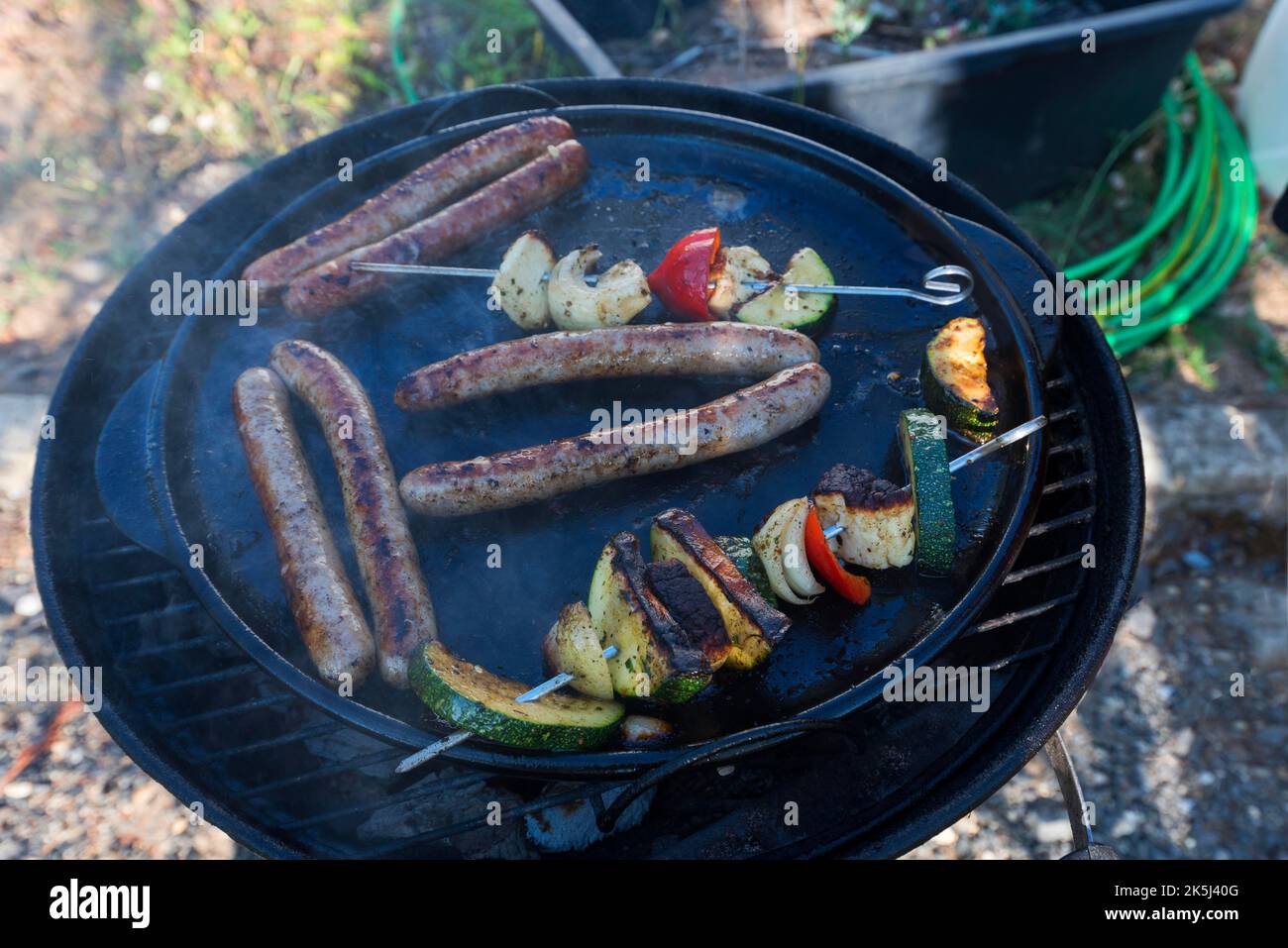 Saucisses et brochettes de légumes dans une poêle à grillades, Bavière, Allemagne Banque D'Images