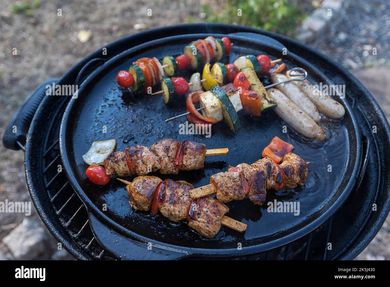 Saucisses et brochettes de légumes dans une poêle à grillades, Bavière, Allemagne Banque D'Images