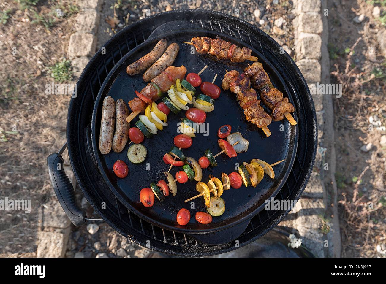Brochettes de viande et de légumes dans une poêle à grillades, Bavière, Allemagne Banque D'Images