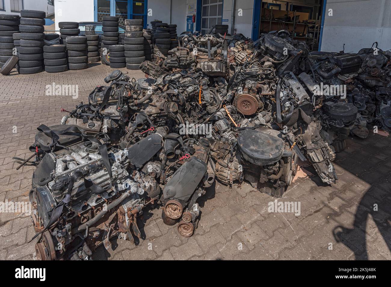 Moteurs dans un chantier de ferraille, collectés pour l'exportation vers l'Afrique, la Bavière, l'Allemagne Banque D'Images