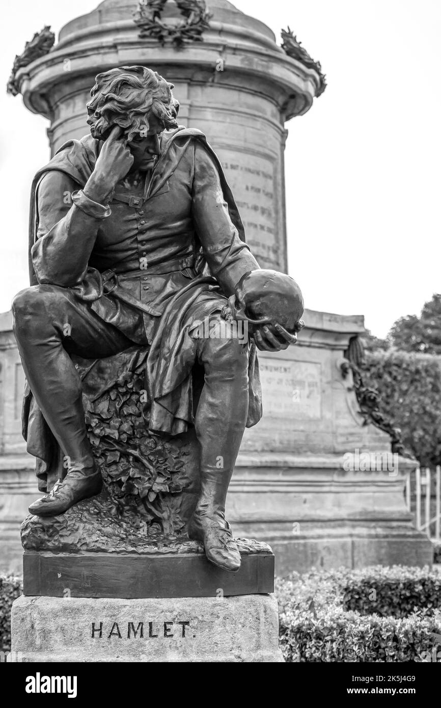 Statue de Hamlet de Sir Ronald Gower à Stratford-upon-Avon, Angleterre, Royaume-Uni, noir et blanc Banque D'Images