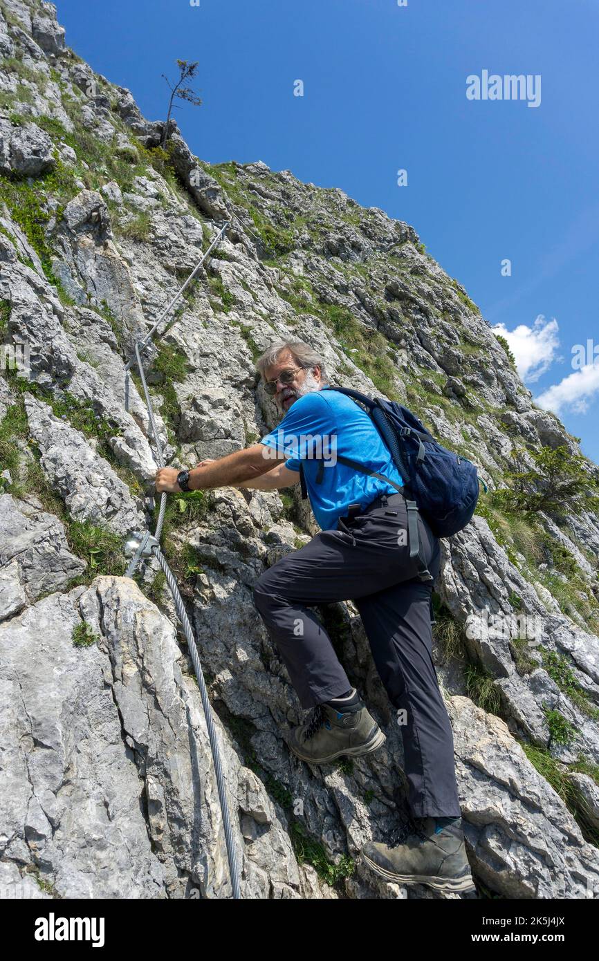 Grimpeur, senior, 63 ans, escalade l'Ettaler Mandl, Oberammergau, Alpes d'Ammergau, haute-Bavière, Allemagne Banque D'Images