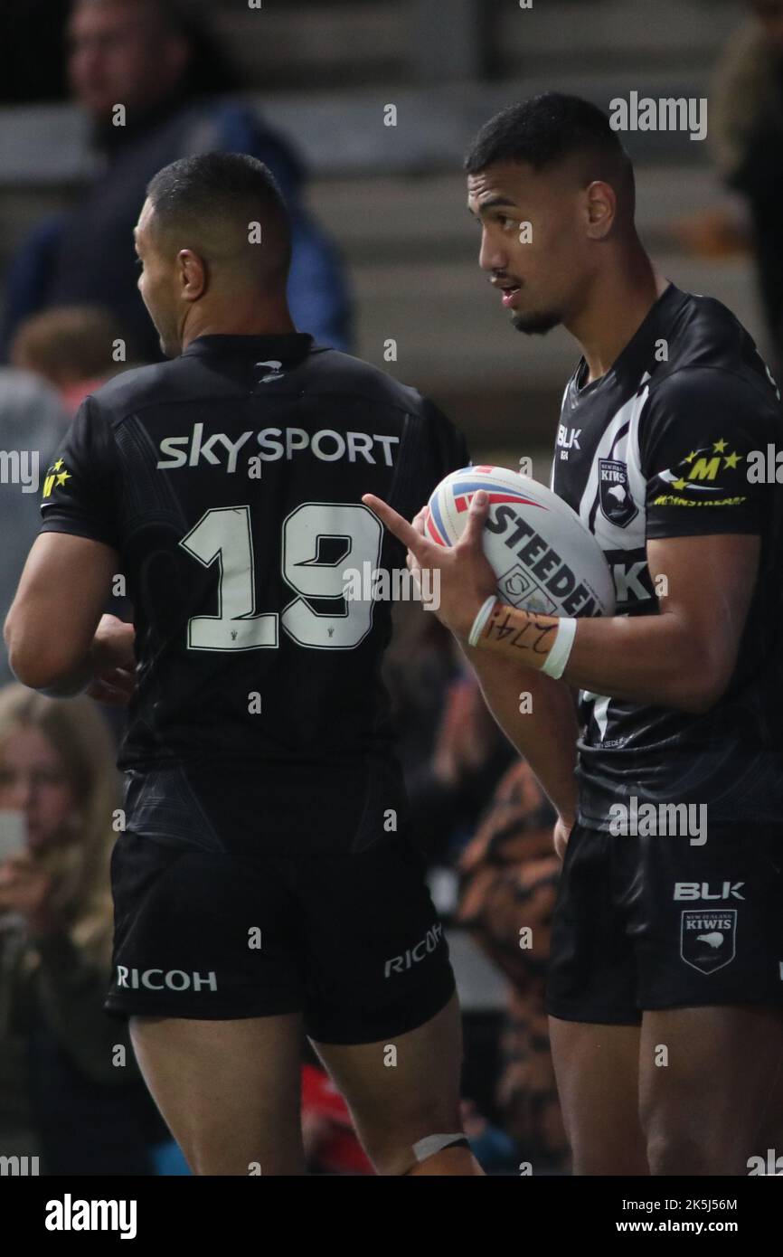 Leeds, Royaume-Uni. 08th octobre 2022. Headingley Stadium, Leeds, West Yorkshire, 8th octobre 2022. Leeds Rhinos v New Zealand Rugby League dans le Bartercard International Challenge Ronaldo Mulitalo (R) de la New Zealand Rugby League célèbre la tentative contre Leeds Rhinos avec le coéquipier Willie ISA. Crédit : Touchlinepics/Alamy Live News Banque D'Images