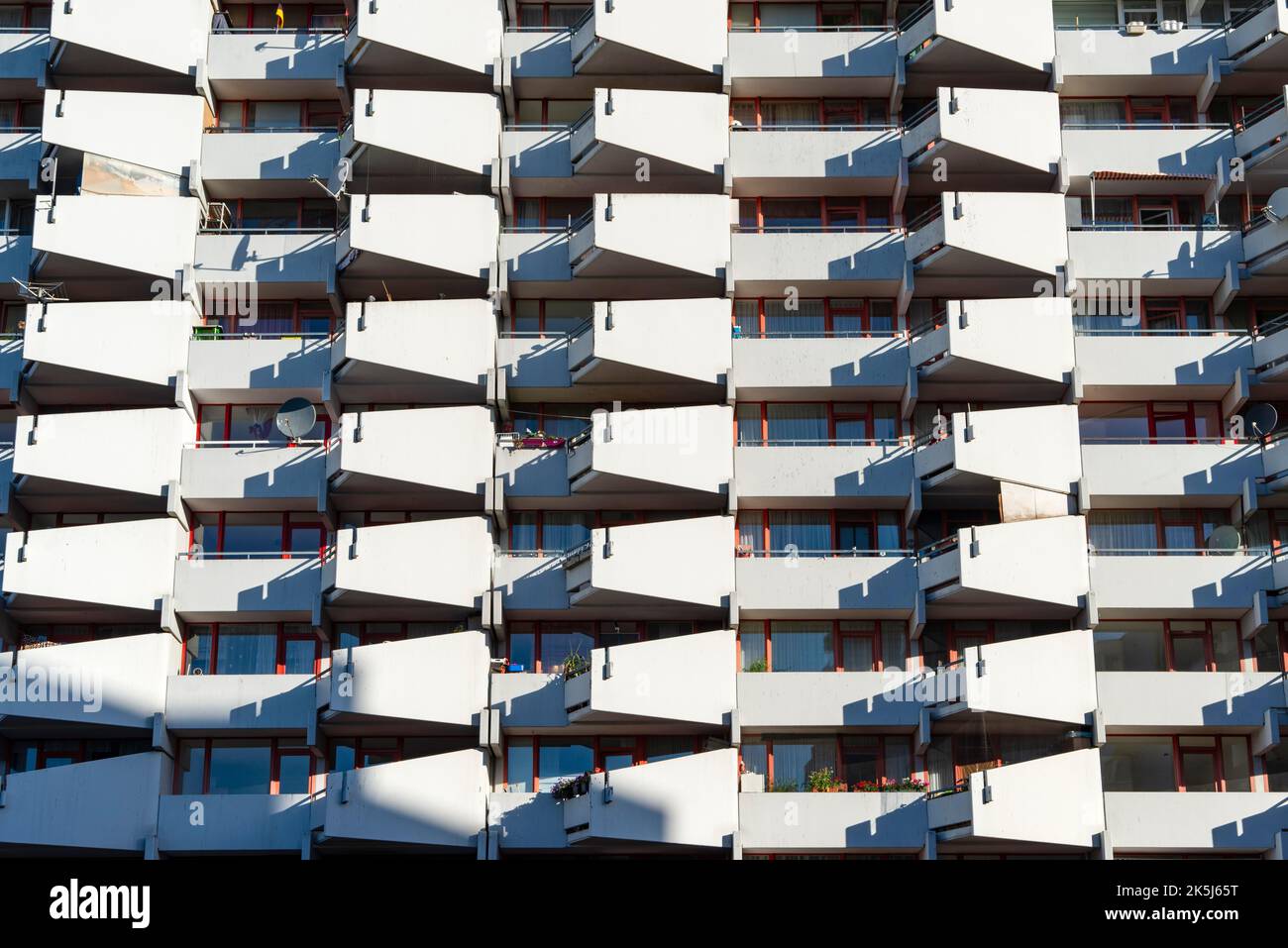 Bâtiment résidentiel de grande hauteur avec balcons et plats satellites, Trabantenstadt Chorweiler à Cologne, Rhénanie-du-Nord-Westphalie, Allemagne Banque D'Images