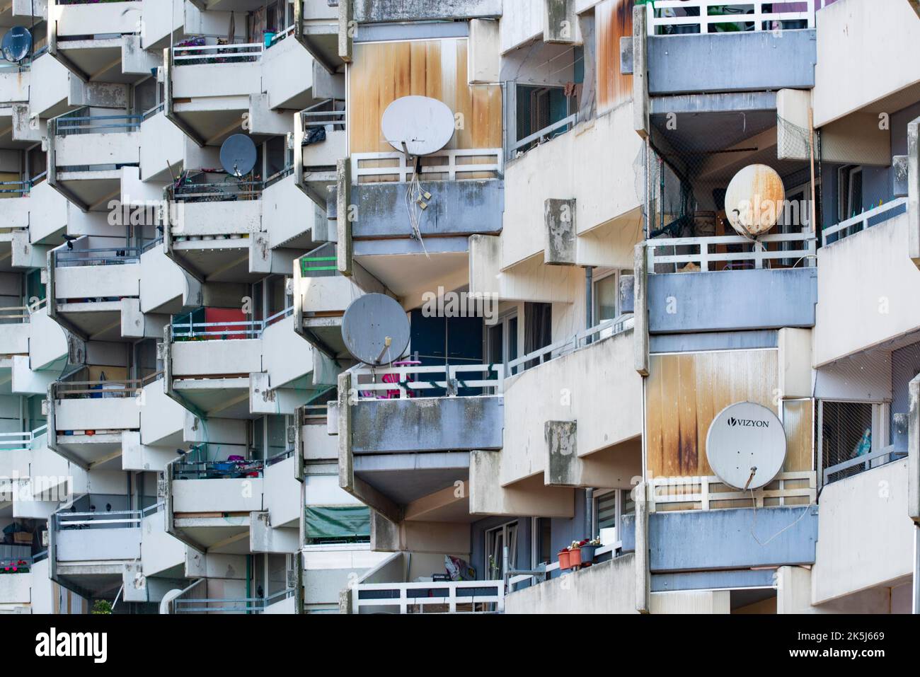 Bâtiment résidentiel de grande hauteur avec balcons et plats satellites, Trabantenstadt Chorweiler à Cologne, Rhénanie-du-Nord-Westphalie, Allemagne Banque D'Images