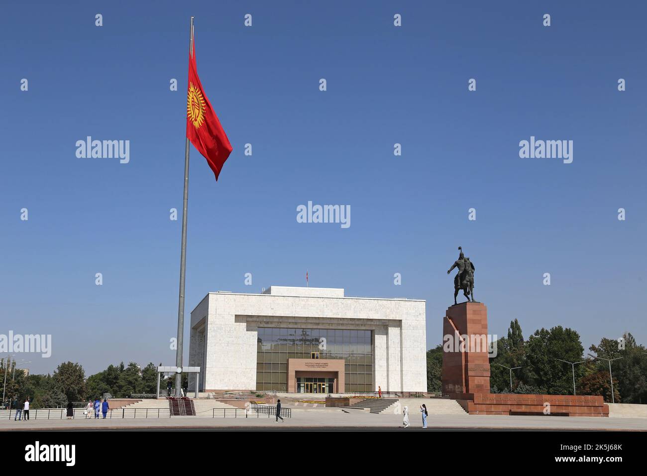 Musée historique national et statue de Manas, place Ala-Too, Bichkek, région de Bichkek, Kirghizistan, Asie centrale Banque D'Images