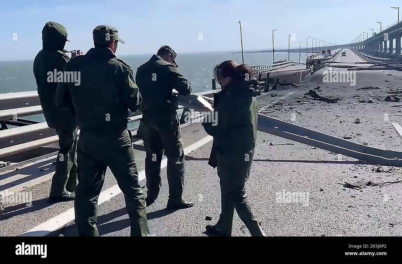 Crimée, Russie. 08th octobre 2022. Les employés du Comité d'enquête russe travaillent sur le site d'un pont reliant la Crimée à la Russie continentale après l'explosion d'un camion, samedi, 8 octobre 2022. Moscou a annoncé qu'un camion a explosé, alluant un incendie énorme et endommageant le pont clé de Kerch construit comme la seule liaison terrestre de la Russie avec la Crimée annexée. (Une image fixe tirée d'une vidéo fournie par le Comité d'enquête russe/ Credit: UPI/Alamy Live News Banque D'Images