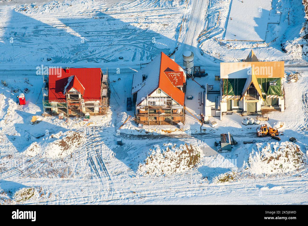 Vue aérienne d'un nouveau site de construction de maisons individuelles par mauvais temps, construction, neige, allocation de temps court, climat, météo, saisons Banque D'Images