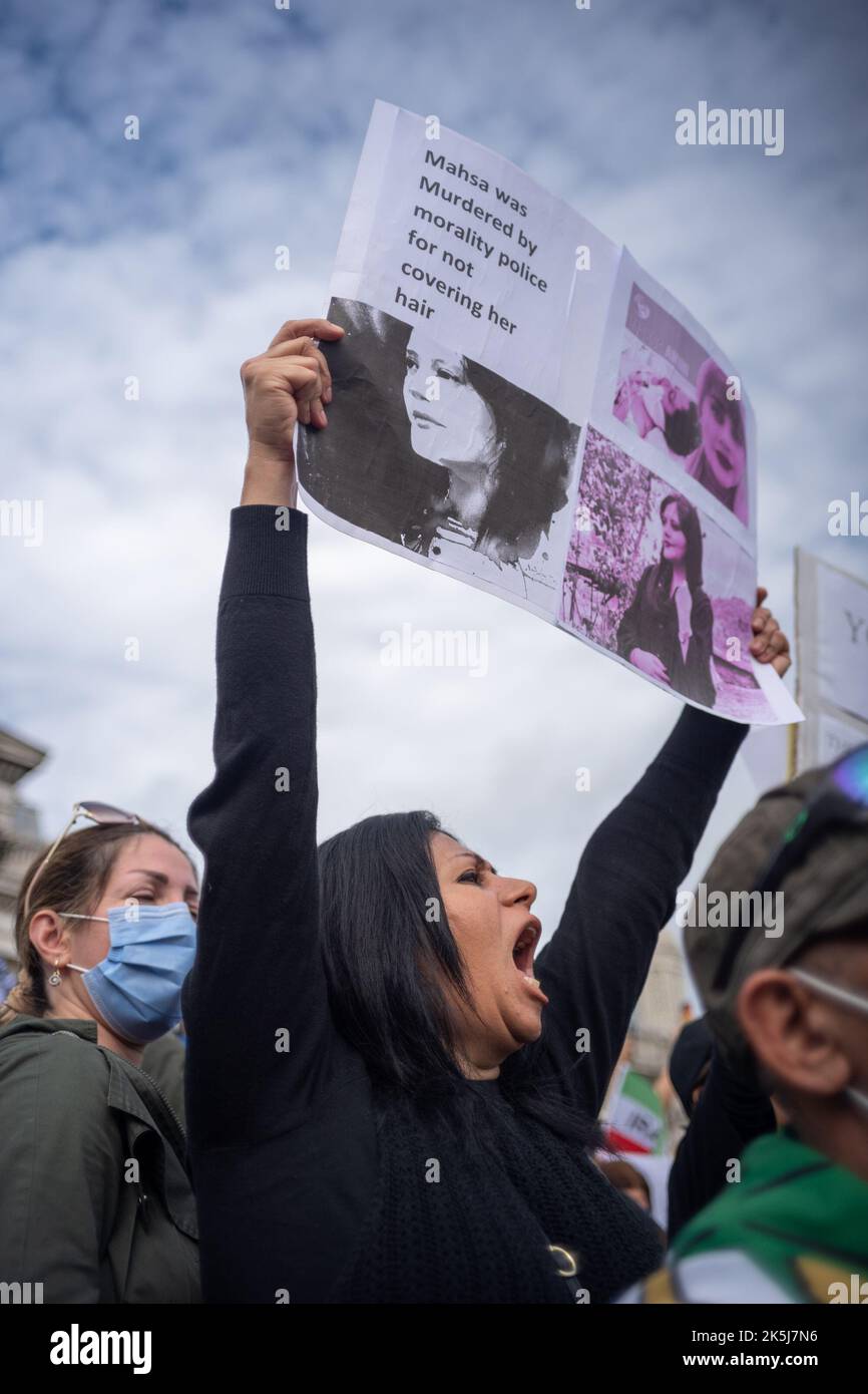 Des manifestants se sont rassemblés sur la place Trafalgar, manifestant contre la mort de Mahsa Amini, mort alors qu'il avait été détenu par la police iranienne. Banque D'Images