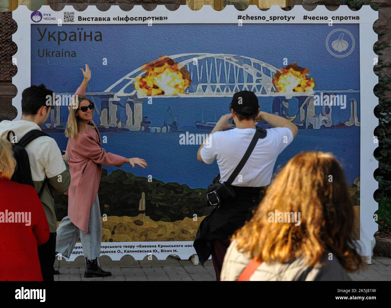 Kiev, Ukraine. 08th octobre 2022. Les gens prennent des photos sur l'arrière-plan de la disposition du timbre, qui représente le pont de Kerch en feu. Sur 8 octobre, sur le pont de Crimée reliant la Russie à la péninsule occupée par elle, après l'explosion, un incendie fort a éclaté. (Photo par Sergei Chuzavkov/SOPA Images/Sipa USA) crédit: SIPA USA/Alay Live News Banque D'Images