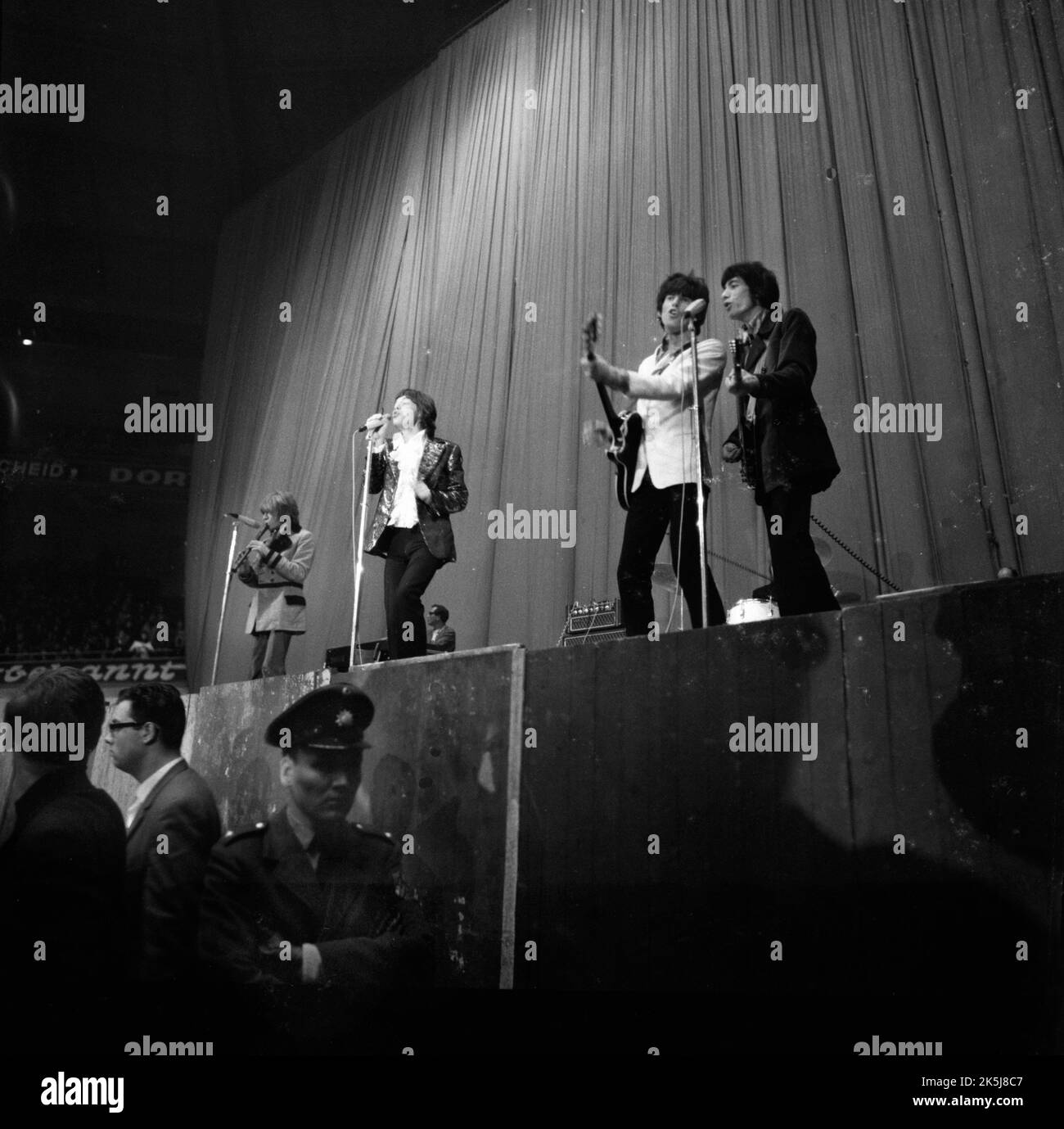 La performance des Rolling Stones dans le Westfalenhalle de Dortmund en 1966 a été accompagnée par quelques fans qui ont connu une frénésie, l'Allemagne Banque D'Images