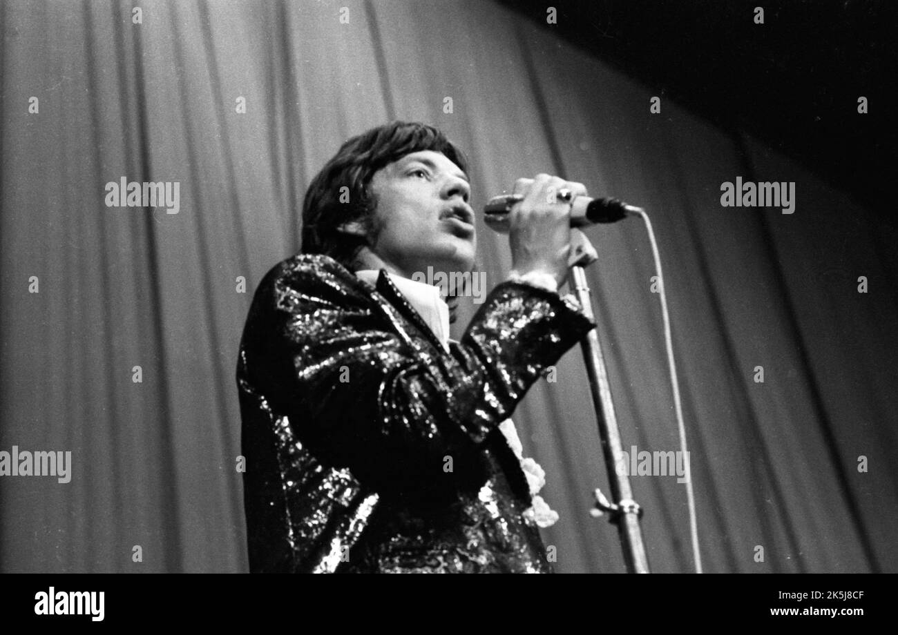 La performance des Rolling Stones dans le Westfalenhalle de Dortmund en 1966 a été accompagnée par quelques fans qui ont connu une frénésie, l'Allemagne Banque D'Images