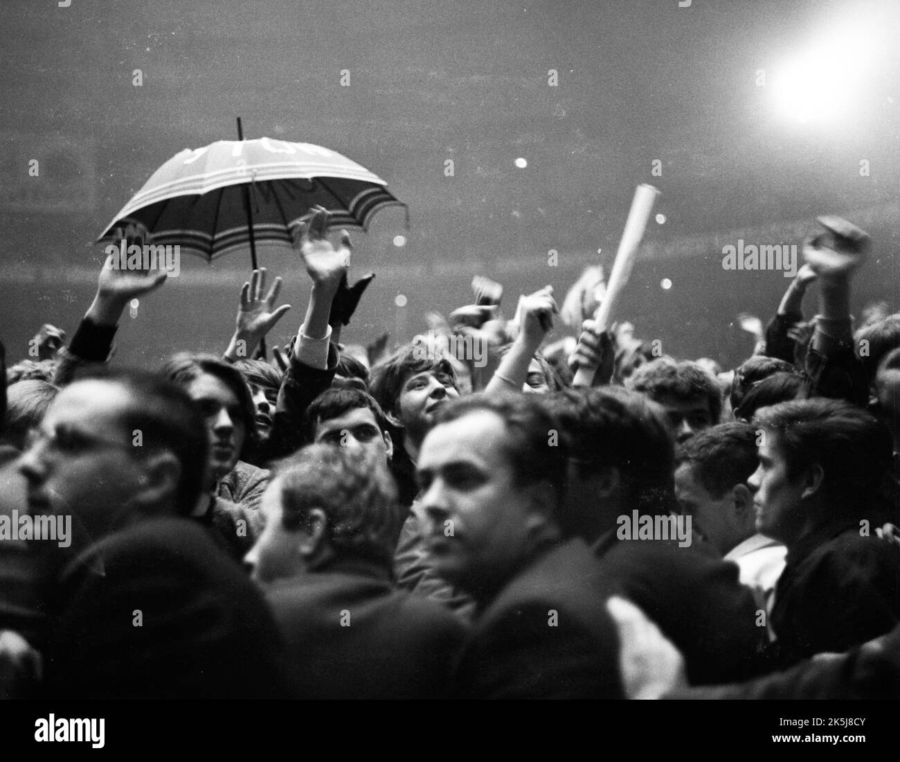 La performance des Rolling Stones dans le Westfalenhalle de Dortmund en 1966 a été accompagnée par quelques fans qui ont connu une frénésie, l'Allemagne Banque D'Images