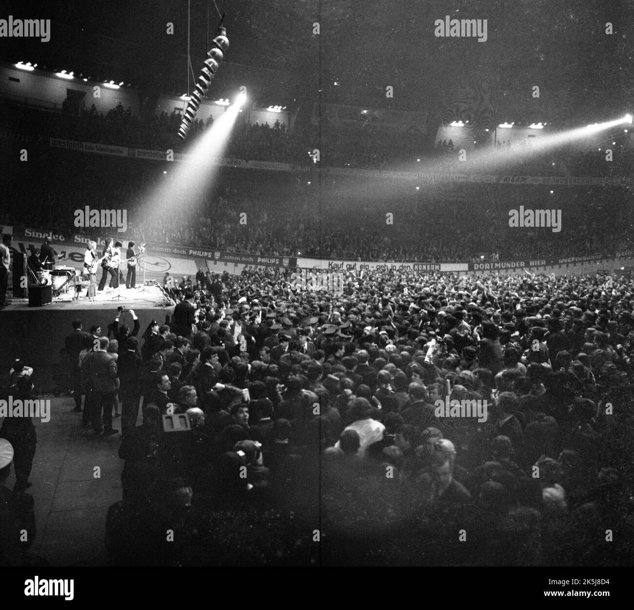 La performance des Rolling Stones dans le Westfalenhalle de Dortmund en 1966 a été accompagnée par quelques fans qui ont connu une frénésie, l'Allemagne Banque D'Images