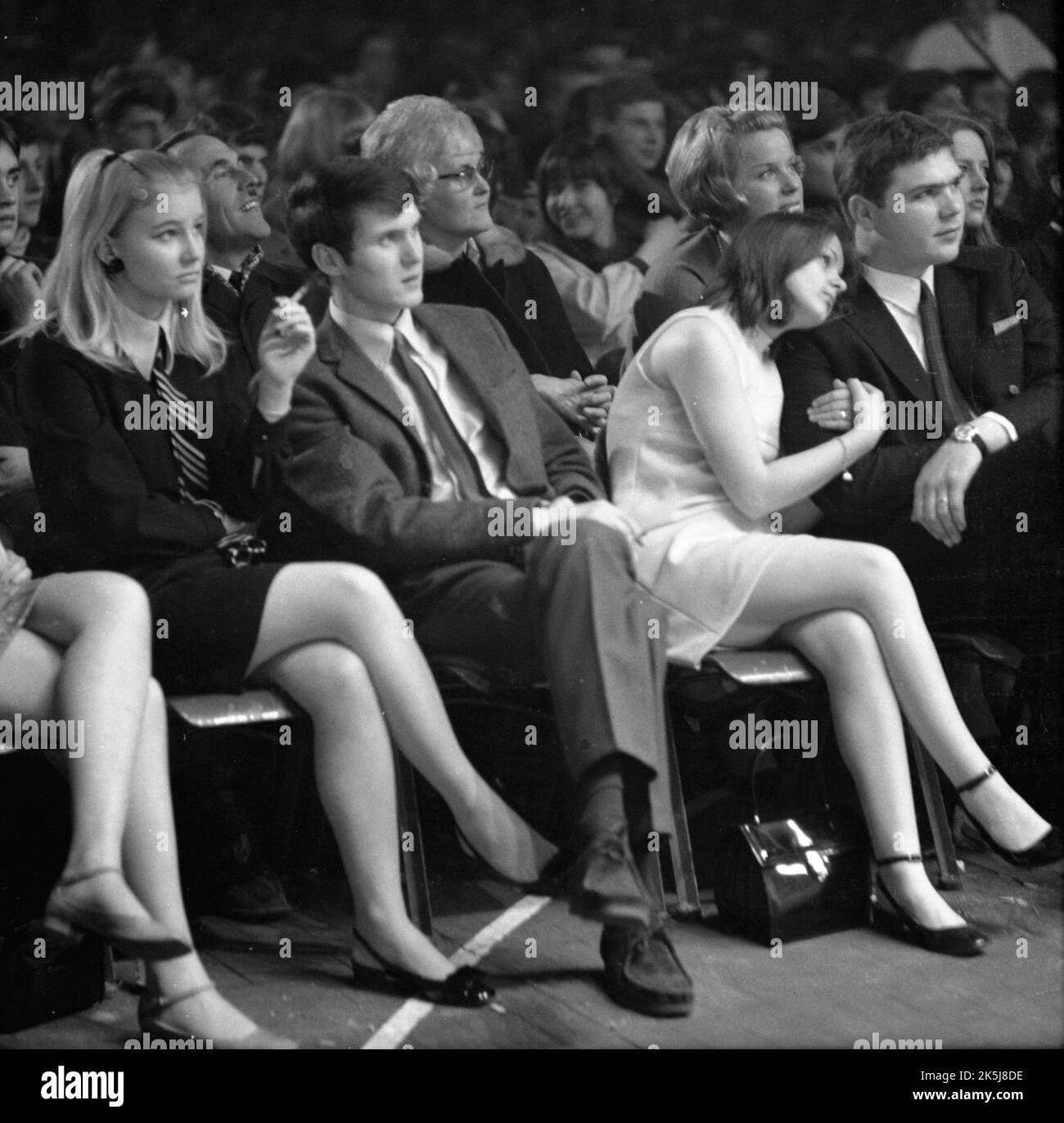 La performance des Rolling Stones dans le Westfalenhalle de Dortmund en 1966 a été accompagnée par quelques fans qui ont connu une frénésie, l'Allemagne Banque D'Images