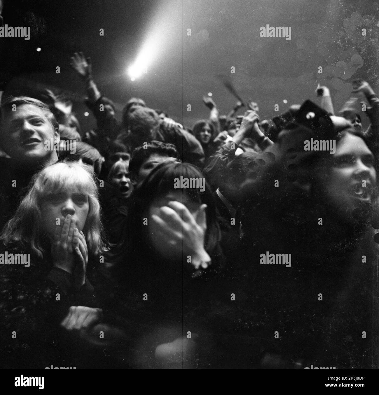 La performance des Rolling Stones dans le Westfalenhalle de Dortmund en 1966 a été accompagnée par quelques fans qui ont connu une frénésie, l'Allemagne Banque D'Images