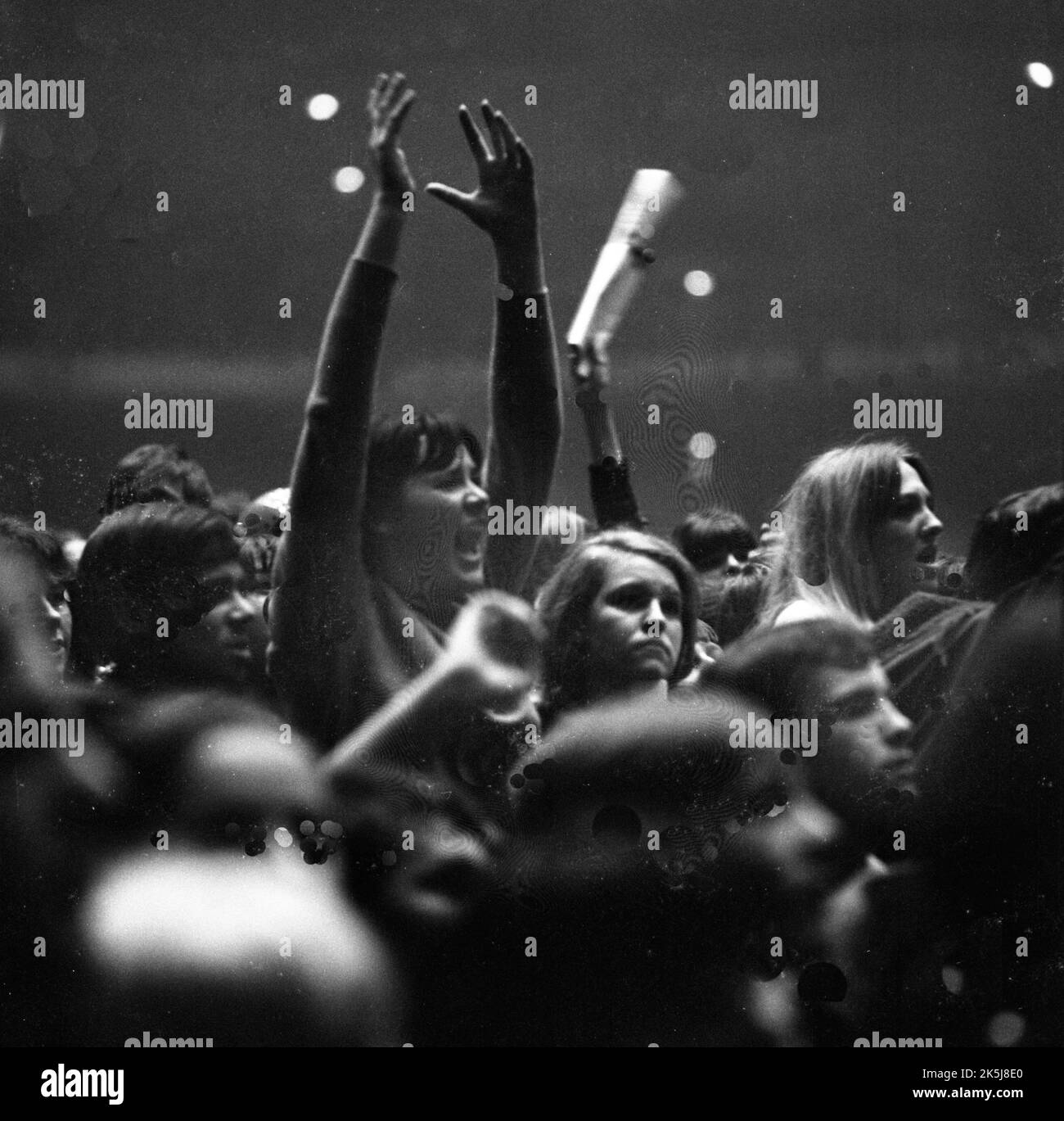 La performance des Rolling Stones dans le Westfalenhalle de Dortmund en 1966 a été accompagnée par quelques fans qui ont connu une frénésie, l'Allemagne Banque D'Images