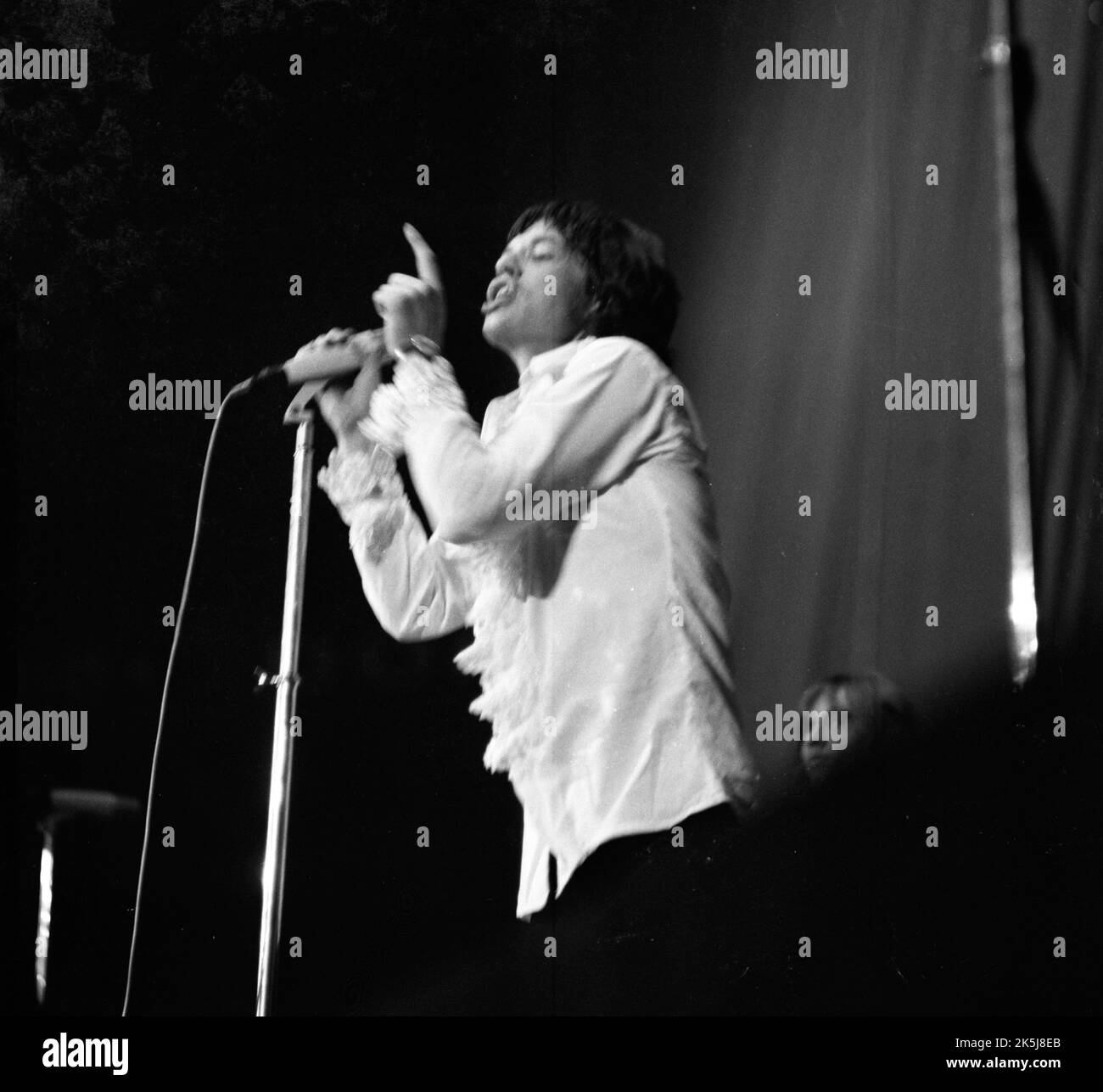 La performance des Rolling Stones dans le Westfalenhalle de Dortmund en 1966 a été accompagnée par quelques fans qui ont connu une frénésie, l'Allemagne Banque D'Images