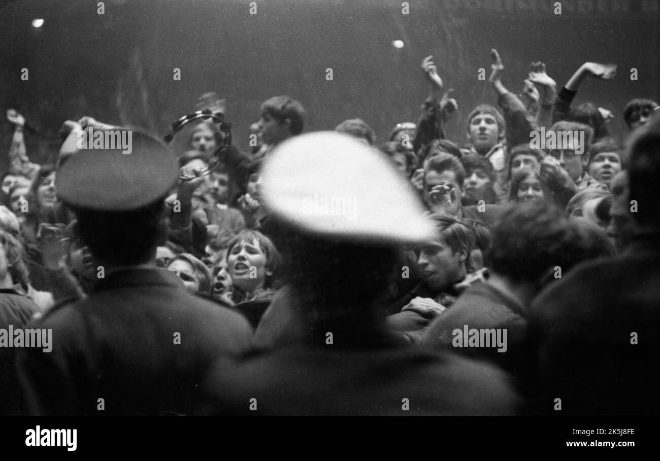 La performance des Rolling Stones dans le Westfalenhalle de Dortmund en 1966 a été accompagnée par quelques fans qui ont connu une frénésie, l'Allemagne Banque D'Images
