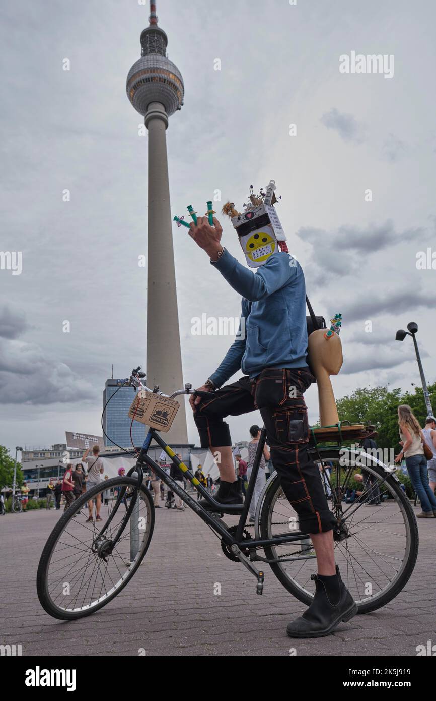 Allemagne, Berlin, 23. 05. 2020, protestation contre les restrictions de Corona, danse à techno Music sous la tour de télévision, homme avec des seringues Banque D'Images