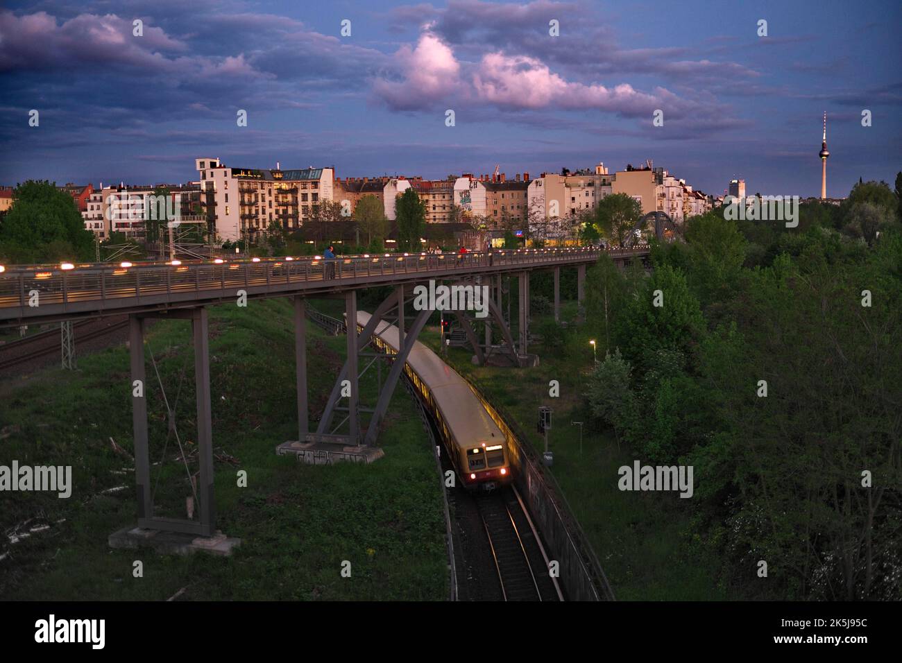 Allemagne, Berlin, 04. 05. 2020, vue sur Schwedter Steg, bâtiment arrière pignon de Kopenhagener Strasse, de Behmbruecke, S-Bahn Banque D'Images