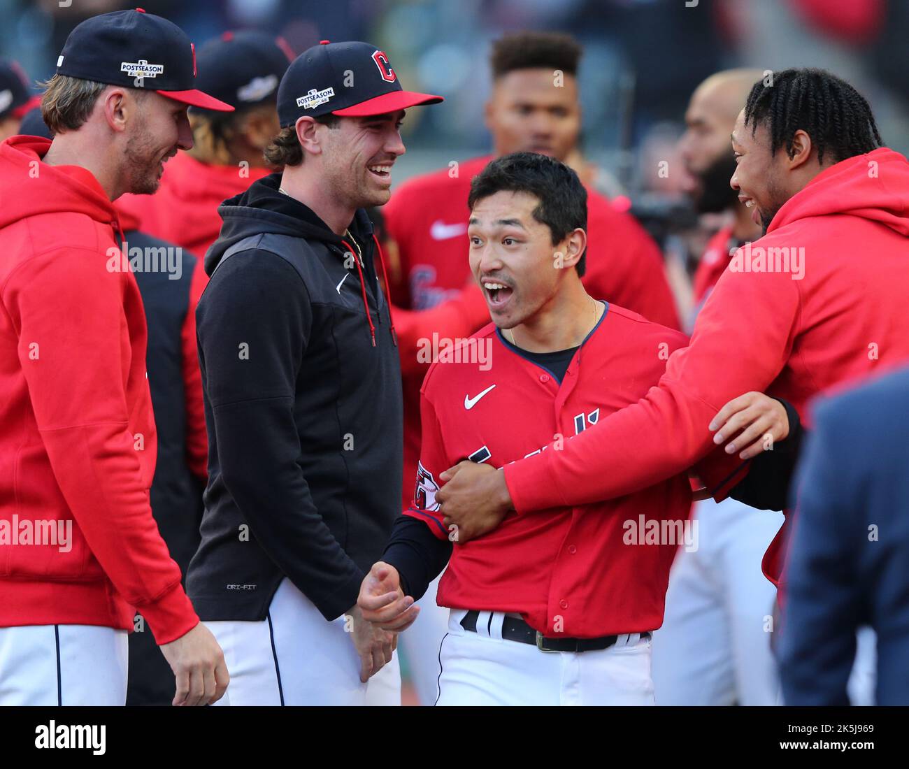 Cleveland, États-Unis. 08th octobre 2022. Cleveland Guardians Steven Kwan fête avec d'autres joueurs après qu'Oscar Gonzalez a atteint une course à domicile en solo dans le quinzième repas pour donner aux gardiens une victoire de 1-0 sur les Tampa Bay Rays dans un match de la American League Wild Card au progressive Field à Cleveland, Ohio samedi, 8 octobre 2022. Les Gardiens avanteront au prochain tour et joueront les New York Yankees dans la série Division. Photo par Aaron Josefczyk/UPI. Crédit : UPI/Alay Live News Banque D'Images