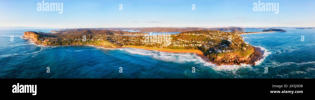 Plages pittoresques du nord côte du pacifique à Sydney en Australie - large panorama aérien de la mer ouverte à la plage de baleines. Banque D'Images