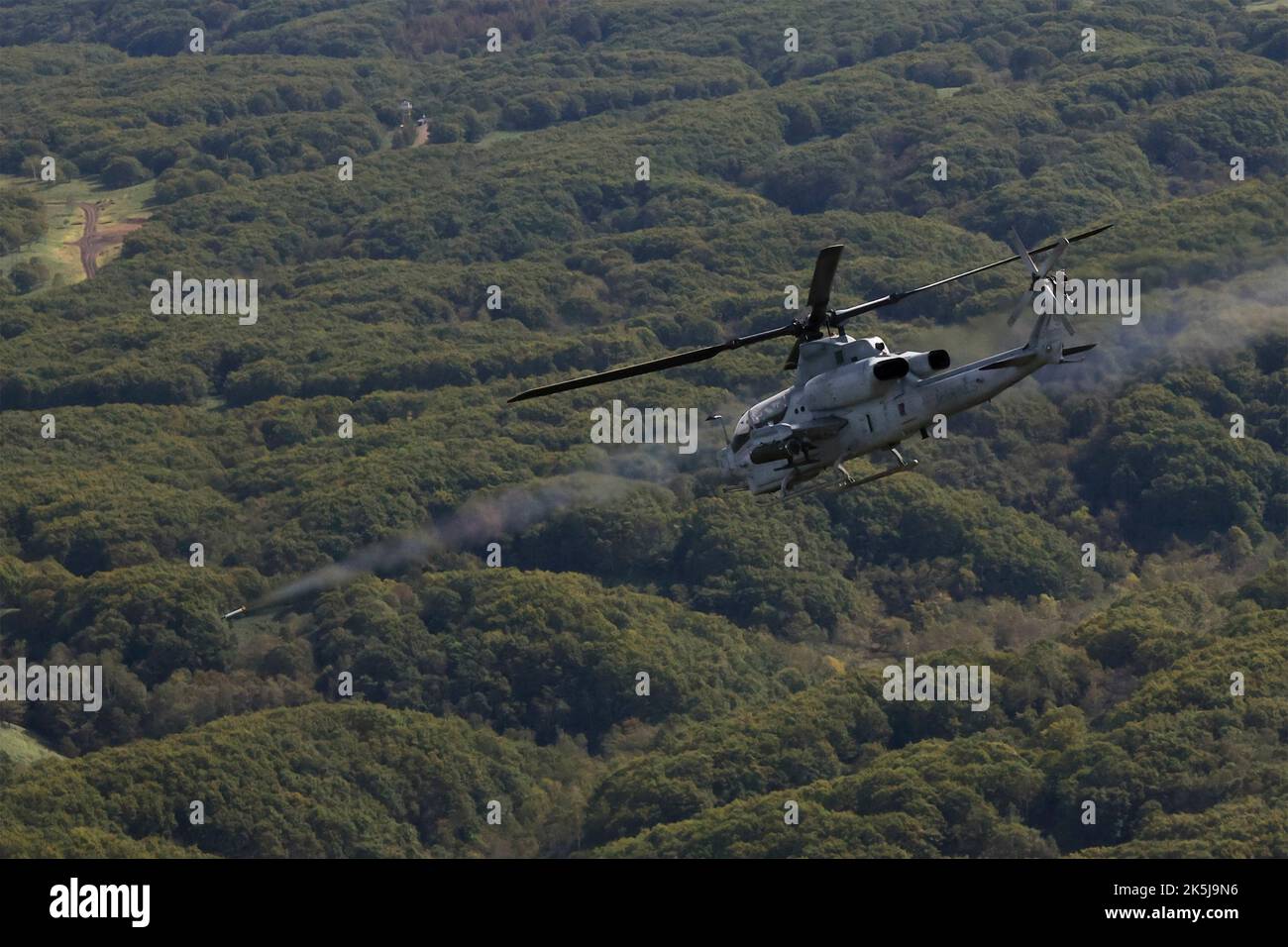 Zone de manœuvre de Yusubetsu, Japon. 06 octobre 2022. Un hélicoptère d'attaque Viper AH-1Z de Marines des États-Unis avec l'escadron d'hélicoptère d'attaque de lumière marine 469 lance des missiles Maverick AGM-65 sur une cible lors de l'exercice conjoint Resolute Dragon 22 dans la zone de manœuvre de Yausubetsu, 6 octobre 2022, à Hokkaido, au Japon. Resolute Dragon 22 est un exercice bilatéral annuel conçu pour renforcer les capacités défensives de l'Alliance États-Unis-Japon. Crédit : Cpl. Lorenzo Ducato/États-Unis Marine corps/Alamy Live News Banque D'Images