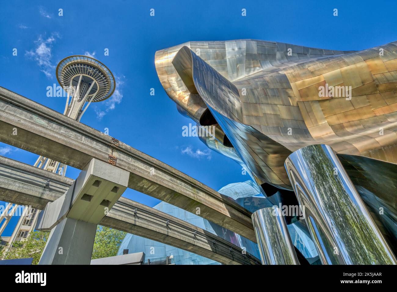 Les pistes de Monorail de la foire mondiale de Seattle avec Space Needle mènent au Musée de la culture pop de Seattle, Washington. Banque D'Images