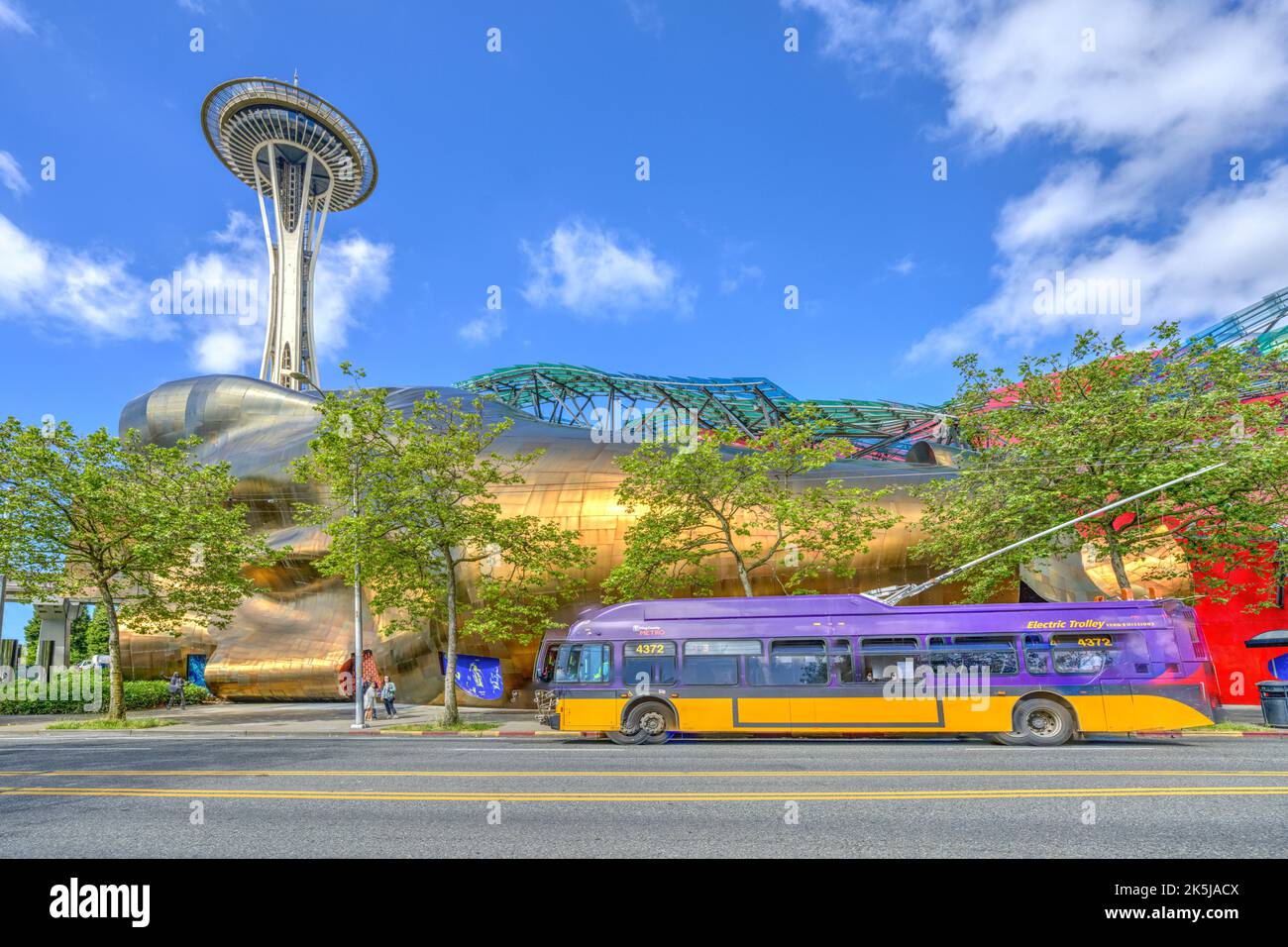Un bus électrique Metro du comté de King s'arrête à l'extérieur du musée de la culture pop de Seattle, Washington. Banque D'Images